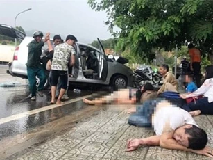 Hiện trường kinh hoàng vụ 2 xe ôtô đối đầu, 9 người bị thương