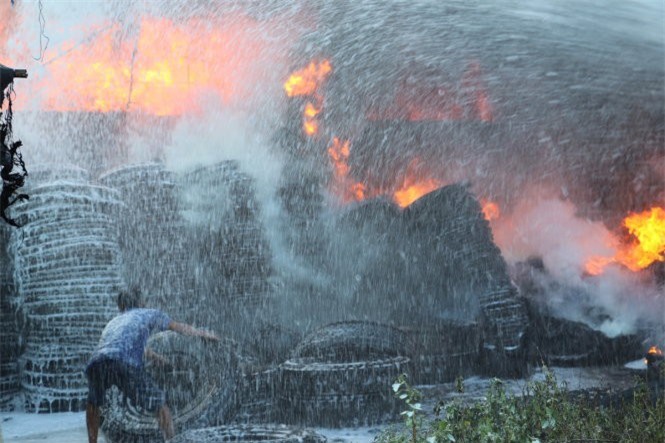 "Làng lốp xe" bốc cháy dữ dội, hàng trăm chiến sĩ PCCC dập lửa