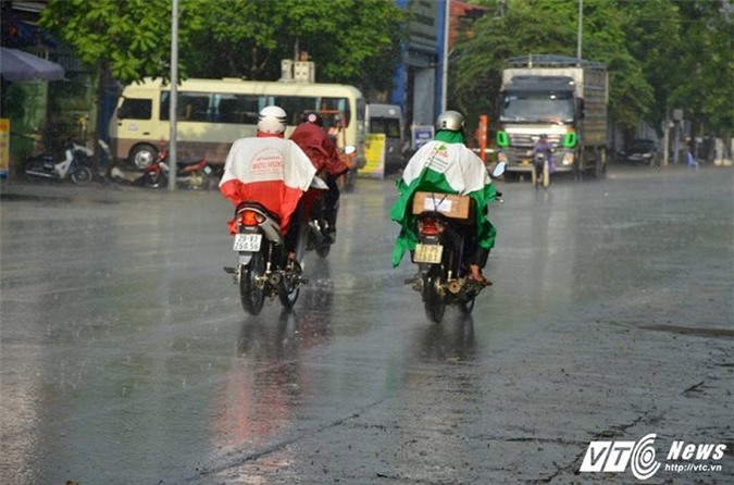 Mưa xuất hiện ở Hà Nội sau 1 tuần nắng nóng đỉnh điểm