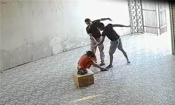 Nghệ An: Bà chủ nhà xe bị 2 kẻ xông vào nhà đánh dã man