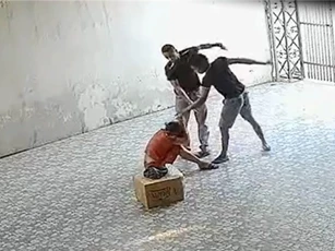 Nghệ An: Bà chủ nhà xe bị 2 kẻ xông vào nhà đánh dã man