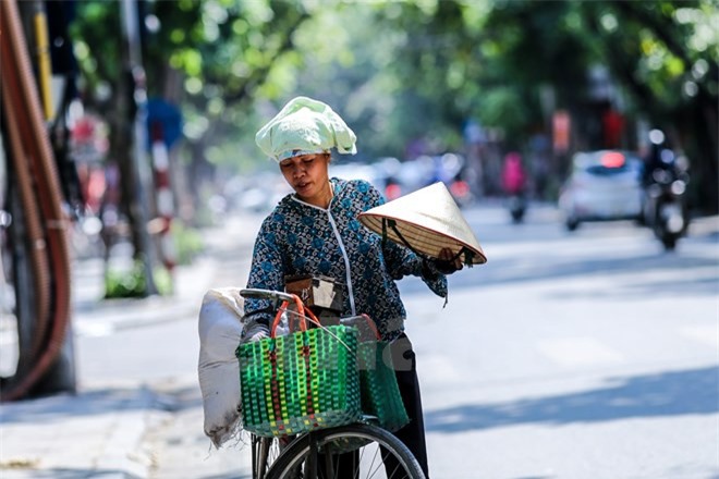Người lao động cực nhọc mưu sinh trong ngày nắng nóng