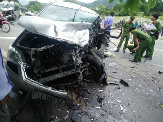 Xe Limousine tông trực diện ô tô khách, 9 người bị thương