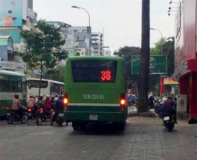 Chạy xe buýt lên vỉa hè, họp khẩn xử lý tài xế