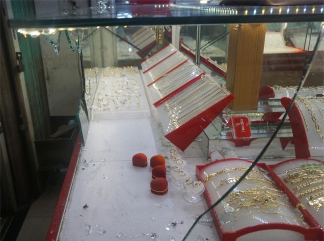 Nhóm thanh niên đập vỡ cửa kính, cướp tiệm vàng ở Đà Nẵng
