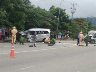 Ô tô đấu đầu, 9 người bị thương: Thông tin mới nhất