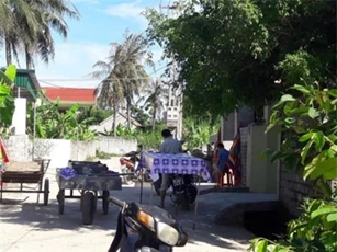 Vợ bàng hoàng phát hiện chồng chết bất thường trong tư thế treo cổ