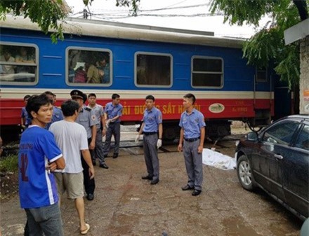 Hà Nội: Một phụ nữ bị tông tử vong vì đi bộ qua đường tàu 