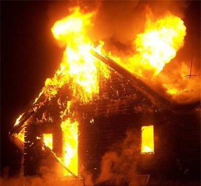 Lửa bùng cháy trong căn nhà khóa trái, 3 người tử vong