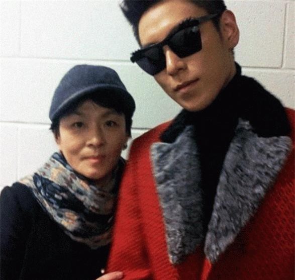 Mẹ T.O.P khóc nức nở thông báo bệnh tình con trai