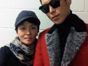 Mẹ T.O.P khóc nức nở thông báo bệnh tình con trai