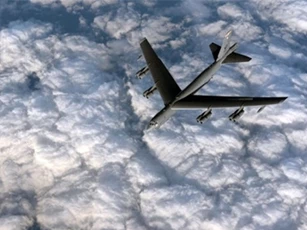 Nga điều tiêm kích Su-27 chặn B-52 Mỹ ở biển Baltic