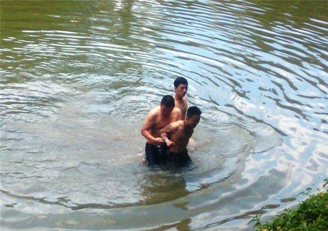 Bị trinh sát truy bắt, 9x buôn ma túy nhảy xuống sông bỏ trốn