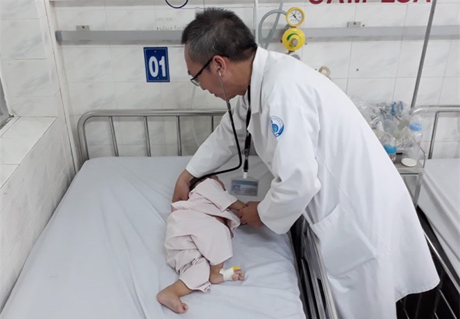 Bọ cánh cứng bay vào khí quản, bé trai 8 tháng tuổi nguy kịch