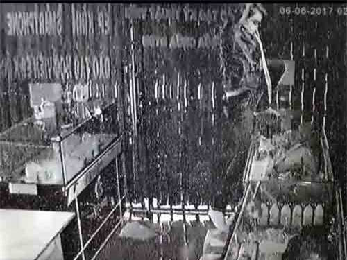 Kẻ trộm hóa "người nhện" đu dây "cuỗm" sạch cửa hàng điện thoại