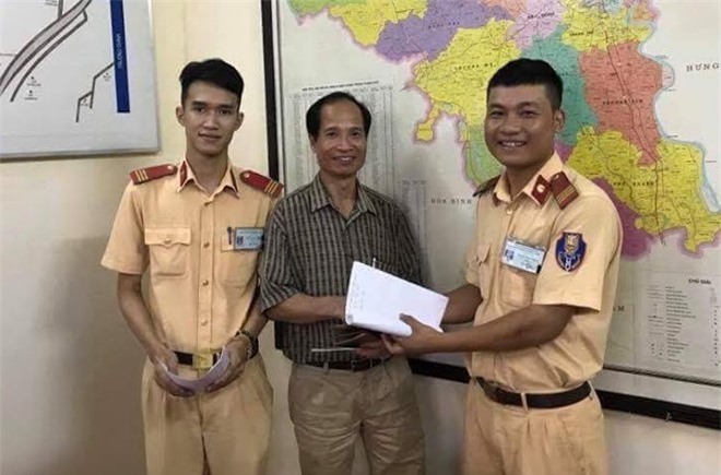 Người đàn ông hạnh phúc nhận lại ví tiền đánh rơi từ đội CSGT
