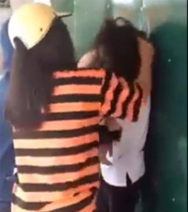 Nữ sinh túm tóc, đánh bạn dã man gây xôn xao dân mạng 