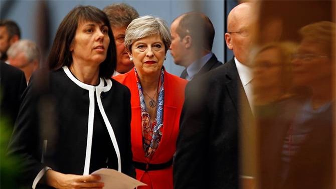 Bầu cử Anh: Đảng Bảo thủ mất thế đa số, ông Corbyn "kể tội" bà May