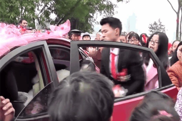 Sốc: Chú rể lôi xềnh xệch cô dâu trong đám cưới