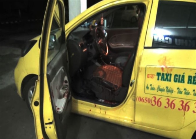 Tài xế taxi bị côn đồ trút "mưa dao" cướp tài sản