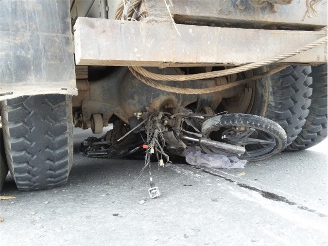 Xe máy bị cán nát vụn, người đàn ông nằm bất động tại chỗ