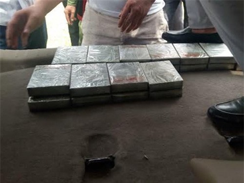 Cảnh sát truy đuổi 30km, nổ súng bắt ôtô chở 29 bánh heroin