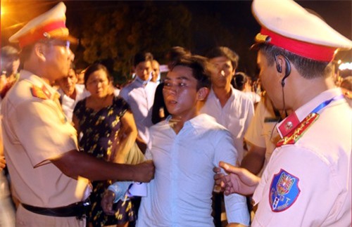 Cảnh sát vây bắt kẻ cướp dây chuyền tại Festival Quảng Nam