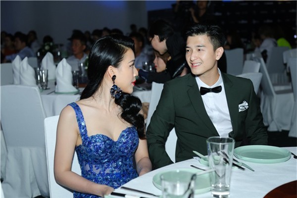 Huỳnh Anh - Hoàng Oanh: Tiết lộ bất ngờ về hành động thân mật tại sự kiện