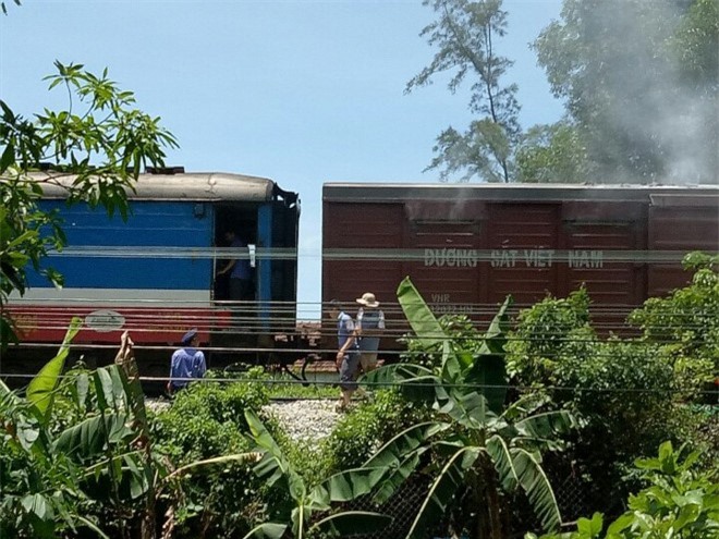 Toa tàu TN2 chở hàng bốc cháy, một số xe máy bị hư hỏng