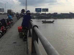 Trèo qua lan can cầu, nam thanh niên gieo mình xuống sông Đồng Nai