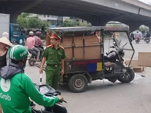 Xe ba bánh lật ngửa, một người chết thảm ở Hà Nội