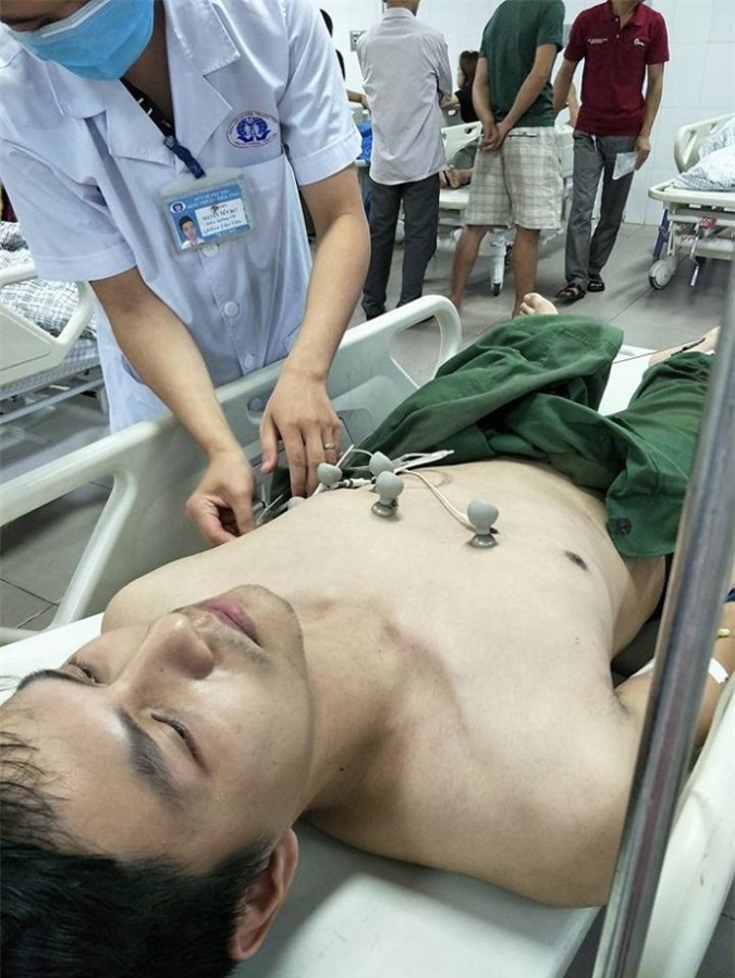 Xuân Bắc hủy diễn kịch, hốt hoảng đưa đồng nghiệp nhập viện cấp cứu