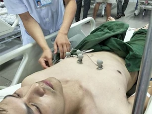 Xuân Bắc hủy diễn kịch, hốt hoảng đưa đồng nghiệp nhập viện cấp cứu