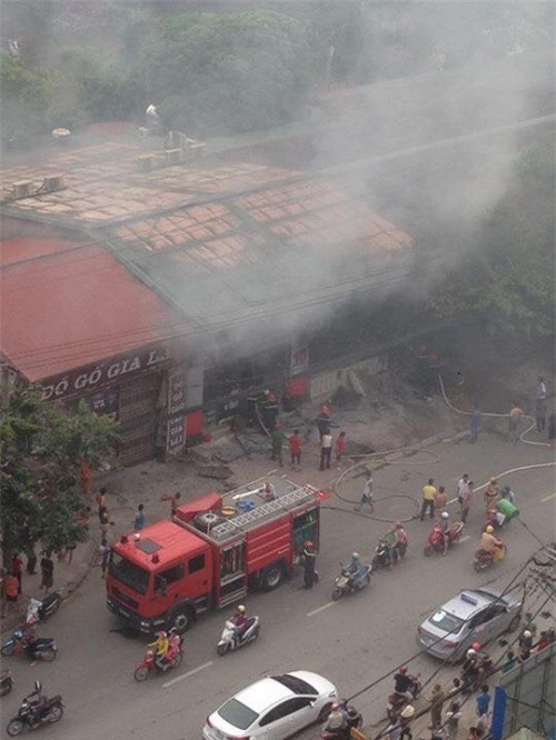 "Bà hỏa" thiêu rụi hiệu sách 150m2 trên đường Phùng Hưng