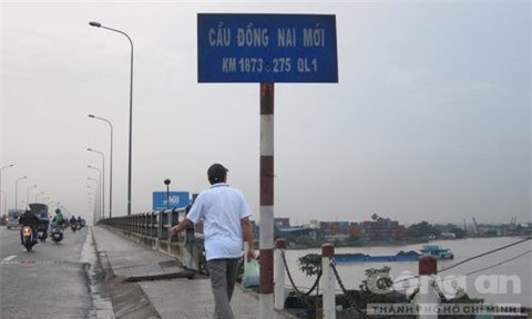 Bỏ lại xe máy, nam thanh niên nhảy cầu tự tử