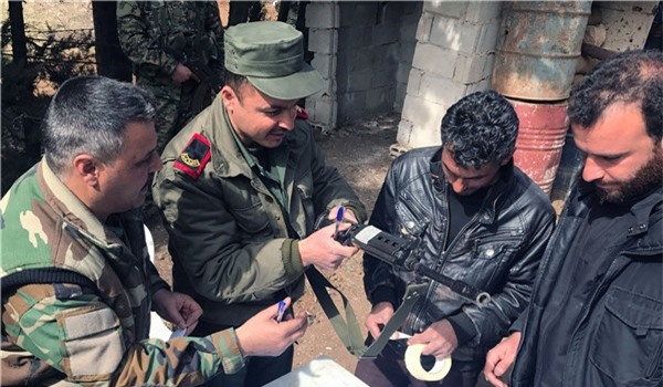 Hạ vũ khí đầu hàng, hàng chục phiến quân được Syria "tặng quà"