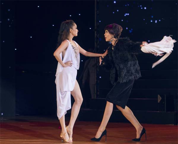 Khánh Thi - Trác Thúy Miêu gây "sốc" trong live show