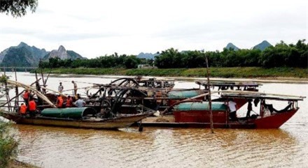 Truy bắt "cát tặc", 1 thượng tá công an bị trọng thương