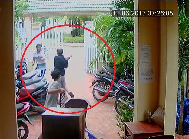 Truy tìm kẻ bịt mặt rút dao chém chủ nhà nghỉ Việt Thanh