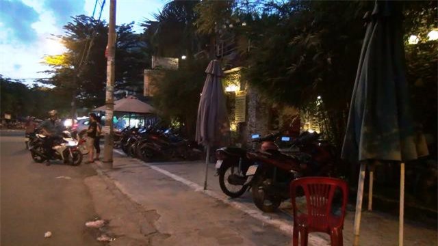 Bất chấp nguy hiểm bảo vệ bạn gái, thanh niên bị chém gục