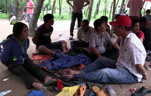 Cảnh sát đột kích "casino" trong rừng, con bạc chạy toán loạn