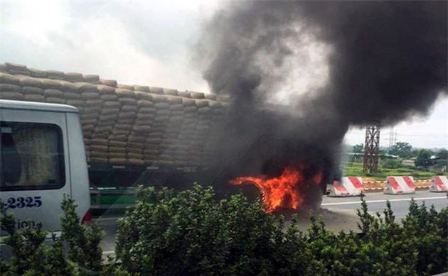 Container chở xi măng cháy dữ dội trên cao tốc Pháp Vân