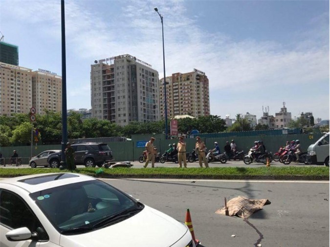 Đâm vào dải phân cách, người phụ nữ "bay" qua làn ôtô chết thảm