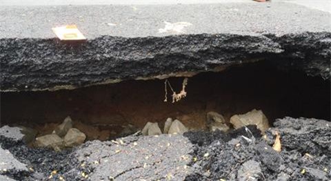 "Hố tử thần" xuất hiện giữa giao lộ Q1 TPHCM