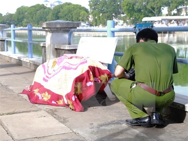 Phát hiện thi thể người đàn ông chết bất thường cạnh ghế đá