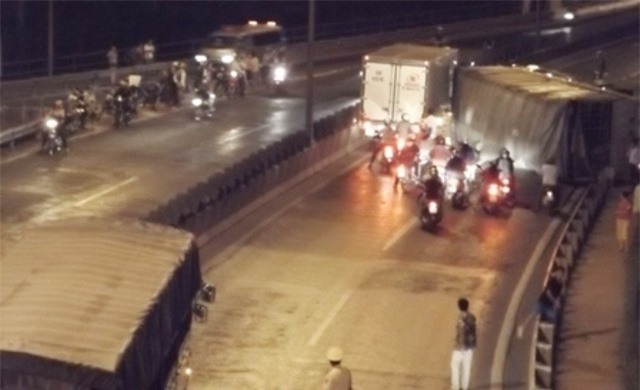 Tài xế bị chính chiếc xe của mình lái cán chết trên cầu