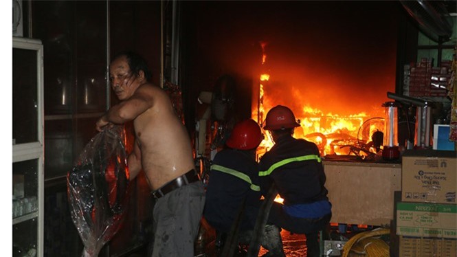 Cháy nhà dữ dội lúc rạng sáng, 3 người thoát "cửa tử"
