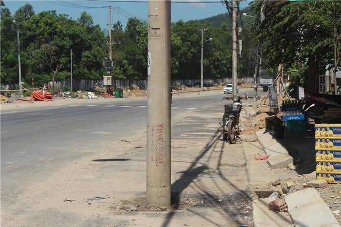 Đà Nẵng: Hàng chục cột điện "mọc" ở đường nhựa gây mất an toàn giao thông