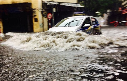 Hà Nội mưa to, nhiều tuyến phố ngập sâu