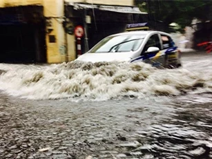 Hà Nội mưa to, nhiều tuyến phố ngập sâu